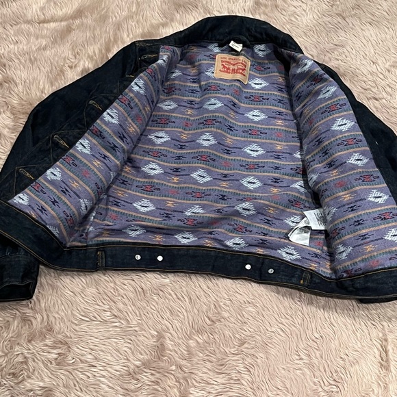 Levi’s dark wash denim jean jacket with flannel lining - Picture 3 of 7